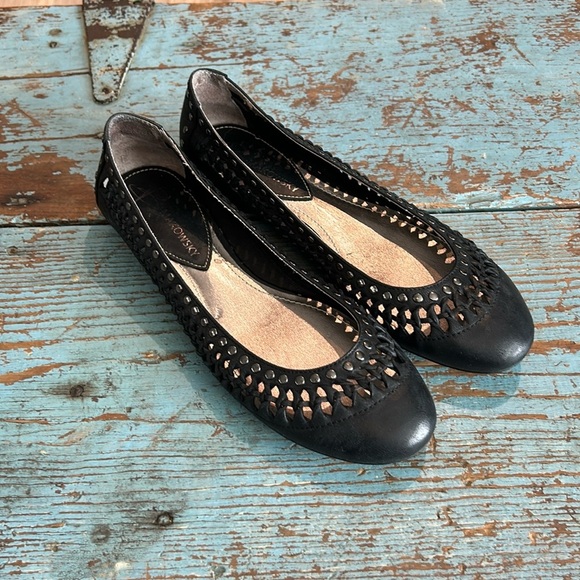 b. MAKOWSKY Black LEATHER FLATS w/ silver studs and perforation detail size 7.5 - Picture 2 of 8